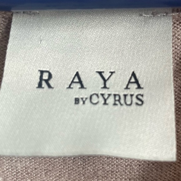 Raya By Cyrus Cowl Neck Sweater. Pre-Owned. - Picture 3 of 4